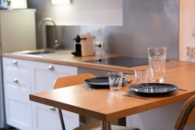 Cuisine ou kitchenette dans l'établissement Le petit Imbert - studio chaleureux et cozy