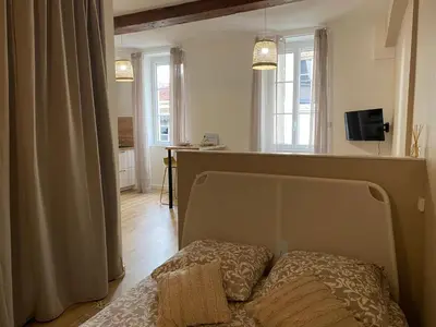 Télévision ou salle de divertissement dans l'établissement Le Pacha, BNBConciergerie