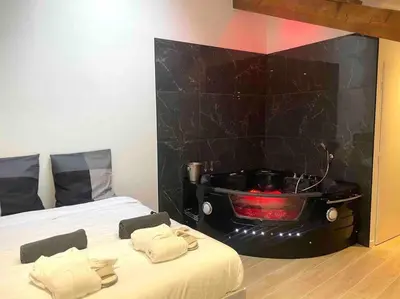 Un ou plusieurs lits dans un hébergement de l'établissement NEW / Belle et Rebelle avec jacuzzi