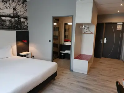 Un ou plusieurs lits dans un hébergement de l'établissement Hôtel des Lumières Lyon Meyzieu Arena Stadium