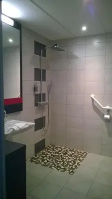 Salle de bains dans l'établissement Hôtel des Lumières Lyon Meyzieu Arena Stadium