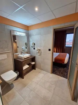 Salle de bains dans l'établissement Hôtel des Lumières Lyon Meyzieu Arena Stadium