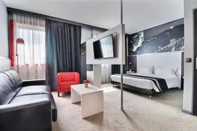 Télévision ou salle de divertissement dans l'établissement Hôtel des Lumières Lyon Meyzieu Arena Stadium
