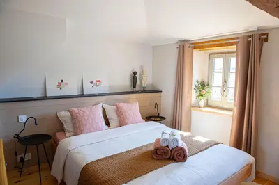 Un ou plusieurs lits dans un hébergement de l'établissement La Fée Capucine - Chambres et table d'hôtes - Espace bien-être et massages