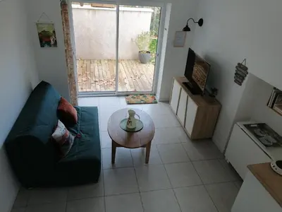 Télévision ou salle de divertissement dans l'établissement L'Embellie un gîte tout confort et cocooning
