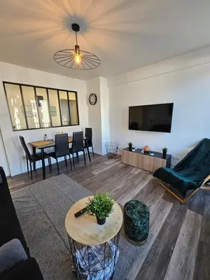 Télévision ou salle de divertissement dans l'établissement Charmant & spacieux 3 chambres - MM Apartment - Lyon Grand Parilly