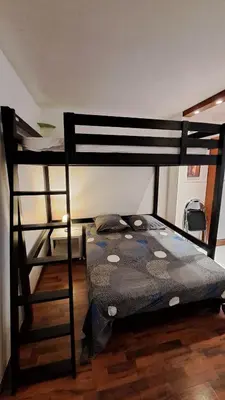 Un ou plusieurs lits dans un hébergement de l'établissement Studio cosy 33 m² limite Lyon. Parking privatif.