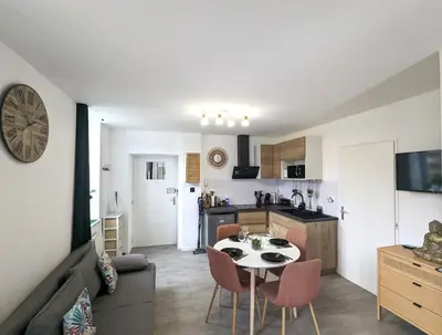 Cuisine ou kitchenette dans l'établissement Bel Appartement Meximieux Centre Ville 2 chambres