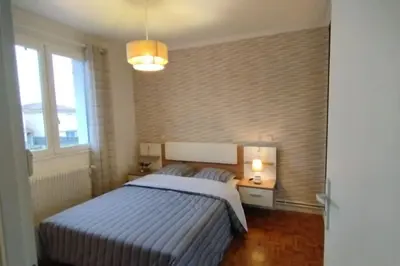 Un ou plusieurs lits dans un hébergement de l'établissement Jolie maison de 4 chambres avec jardinet