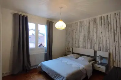 Un ou plusieurs lits dans un hébergement de l'établissement Jolie maison de 4 chambres avec jardinet
