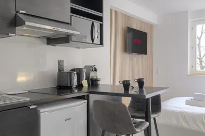 Cuisine ou kitchenette dans l'établissement Lionne-Stade du Lou