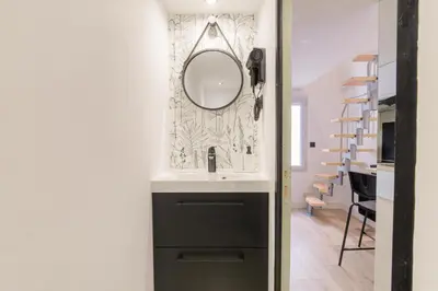 Télévision ou salle de divertissement dans l'établissement Tiny-duplex
