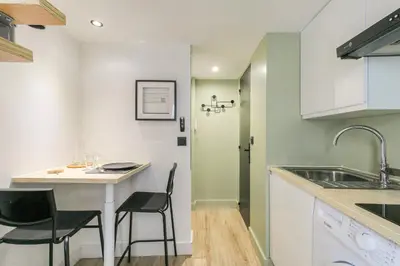 Cuisine ou kitchenette dans l'établissement Tiny-duplex
