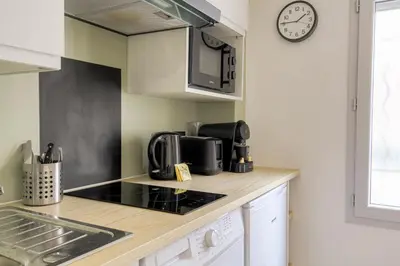 Cuisine ou kitchenette dans l'établissement Tiny-duplex