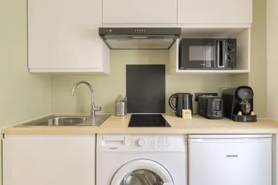 Cuisine ou kitchenette dans l'établissement Tiny-duplex