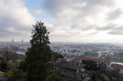 Vue générale sur Sainte-Foy-lès-Lyon ou vue de la ville depuis l'appartement