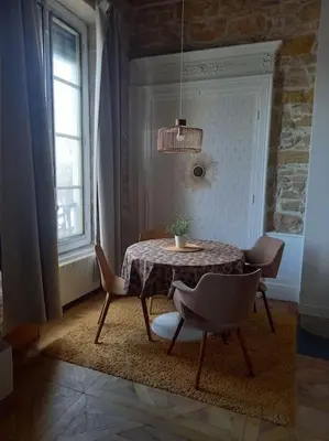 Coin salon dans l'établissement Le petit Opéra