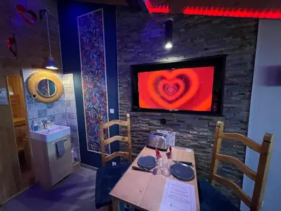 Télévision ou salle de divertissement dans l'établissement Maison d'Hôtes Comme Chez Vous à 5 mns de Montluel A Proximité de la PLAINE de l'AIN