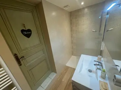 Salle de bains dans l'établissement La Cîme de Ternand