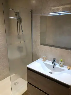Salle de bains dans l'établissement La Cîme de Ternand