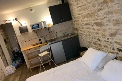 Un ou plusieurs lits dans un hébergement de l'établissement Studio with exposed stone Vieux Lyon