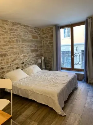 Un ou plusieurs lits dans un hébergement de l'établissement Studio with exposed stone Vieux Lyon