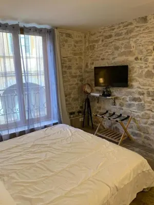 Télévision ou salle de divertissement dans l'établissement Studio with exposed stone Vieux Lyon