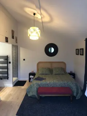 Un ou plusieurs lits dans un hébergement de l'établissement Chambre indépendante Charbonnières Les Bains