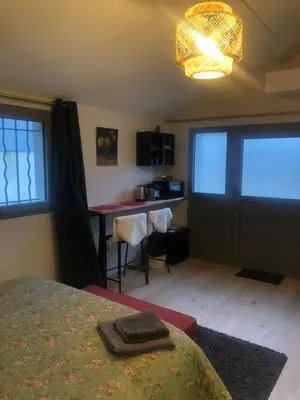 Un ou plusieurs lits dans un hébergement de l'établissement Chambre indépendante Charbonnières Les Bains
