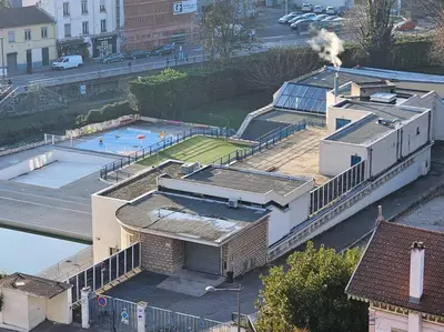 Piscine de l'établissement Renovated 2-Bed Apartment 2 min from Lyon ou située à proximité