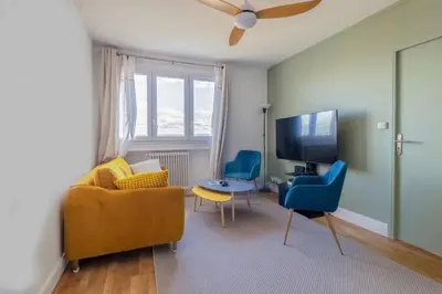 Télévision ou salle de divertissement dans l'établissement Renovated 2-Bed Apartment 2 min from Lyon