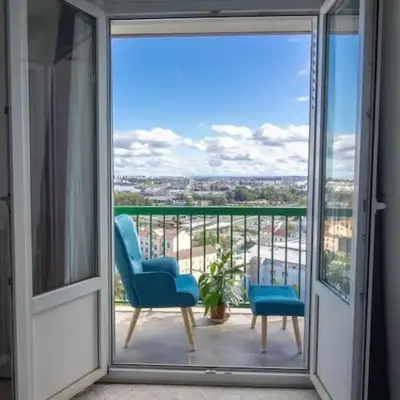 Renovated 2-Bed Apartment 2 min from Lyon