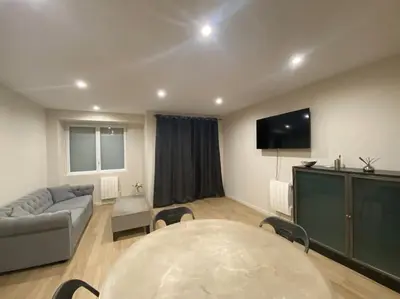 Télévision ou salle de divertissement dans l'établissement Appartement T2 spacieux et équipé