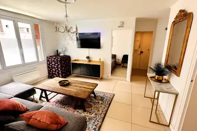 Télévision ou salle de divertissement dans l'établissement Appartement 3 chambres + parking à Lyon 7