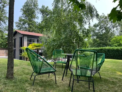 Jardin de l'établissement VILLA piscine à proximité de Lyon