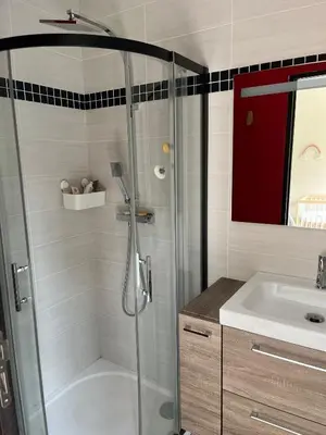Salle de bains dans l'établissement VILLA piscine à proximité de Lyon