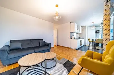 Coin salon dans l'établissement Joli T2 avec garage gratuit et balcon