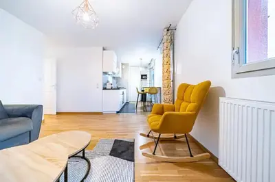 Coin salon dans l'établissement Joli T2 avec garage gratuit et balcon