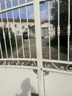 Plan de l'établissement chambre violette coté aéroport calme charmante