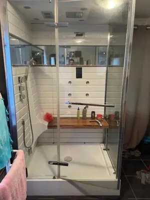Salle de bains dans l'établissement chambre violette coté aéroport calme charmante