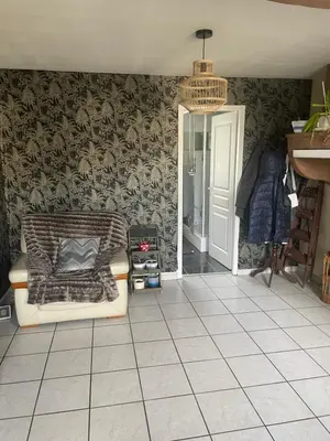 Plan de l'établissement chambre violette coté aéroport calme charmante