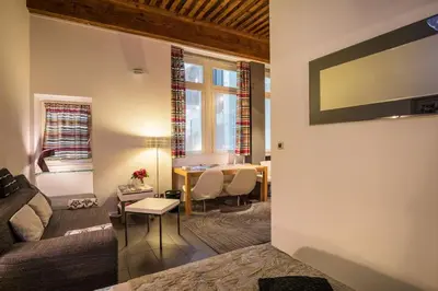 Télévision ou salle de divertissement dans l'établissement Appartement à 3 min des Jacobins