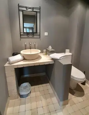 Salle de bains dans l'établissement Les Jardins de la Tour