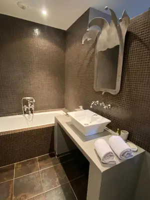 Salle de bains dans l'établissement Les Jardins de la Tour