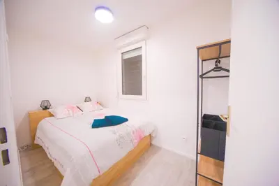Un ou plusieurs lits dans un hébergement de l'établissement Appartement en rez-de-chaussée avec jardin