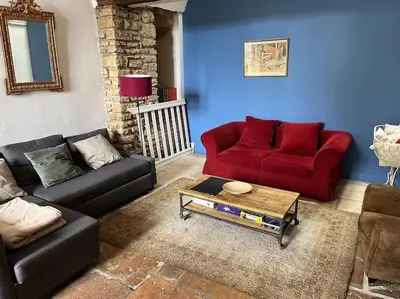 Coin salon dans l'établissement Loft dans un château en pierres dorées