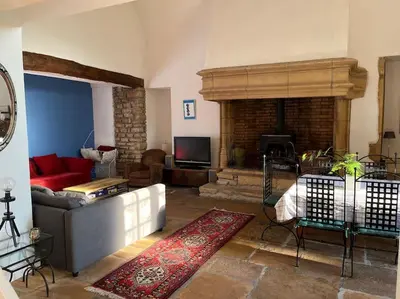 Coin salon dans l'établissement Loft dans un château en pierres dorées