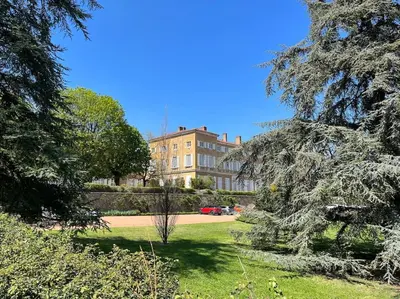 Jardin de l'établissement Loft dans un château en pierres dorées