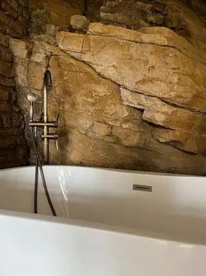 Salle de bains dans l'établissement Loft dans un château en pierres dorées