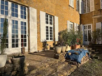 Jardin de l'établissement Loft dans un château en pierres dorées